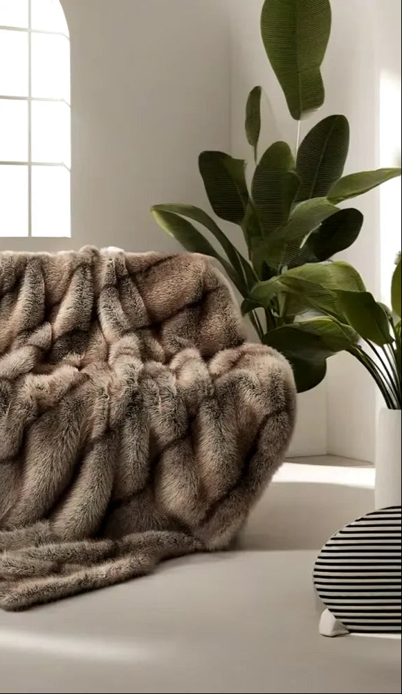 High-End Faux Fur Blanket - Elegant Plaid Design for Beds and Sofas, Ideal for Home Decoration and Comfort